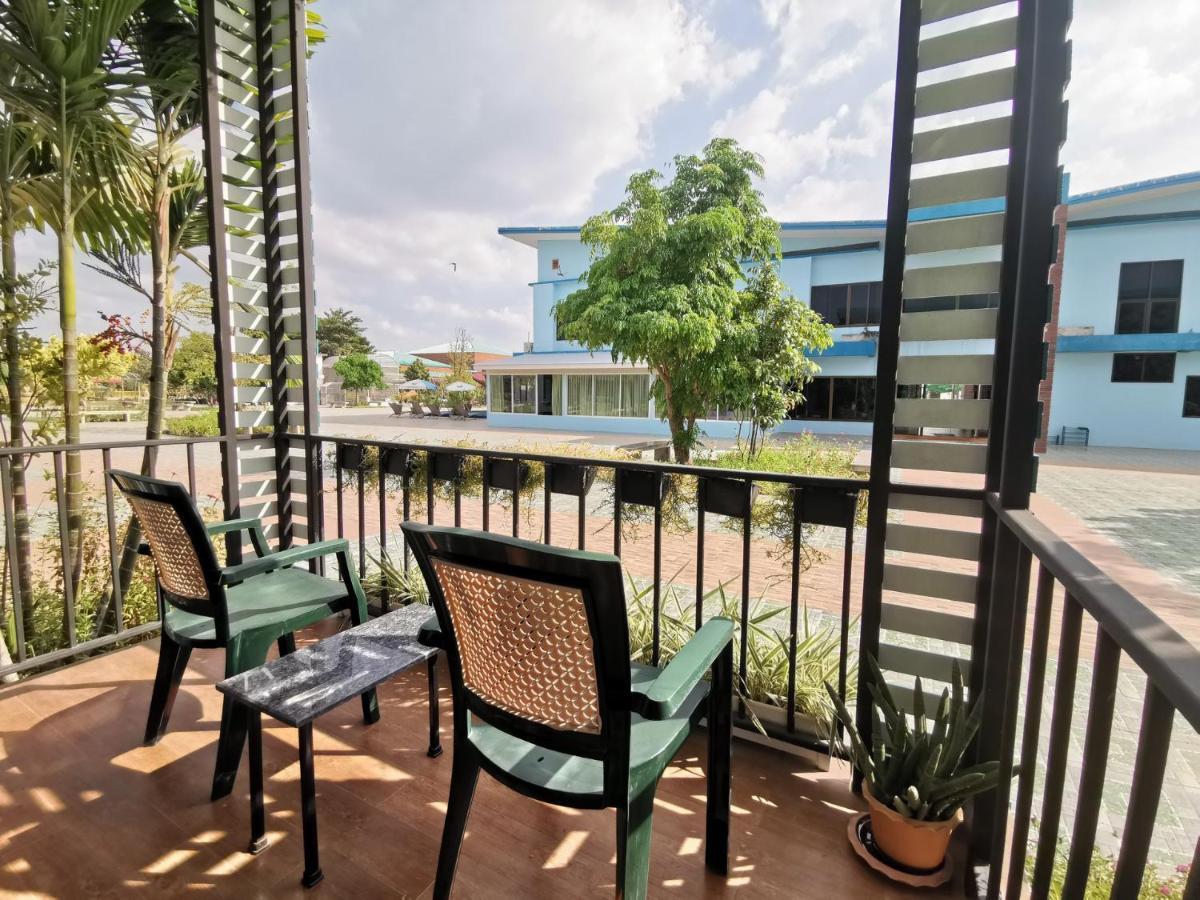 Menam Resort Nakhon Pathom Exterior photo