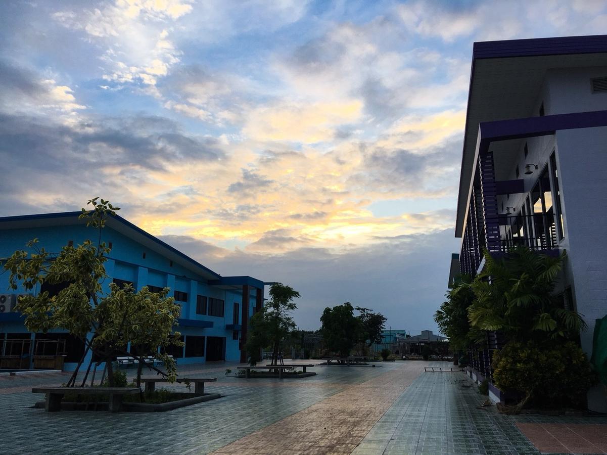 Menam Resort Nakhon Pathom Exterior photo
